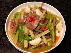 家常香芹炒牛肉