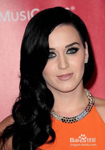 将卷发发挥到极致美 你有吗?