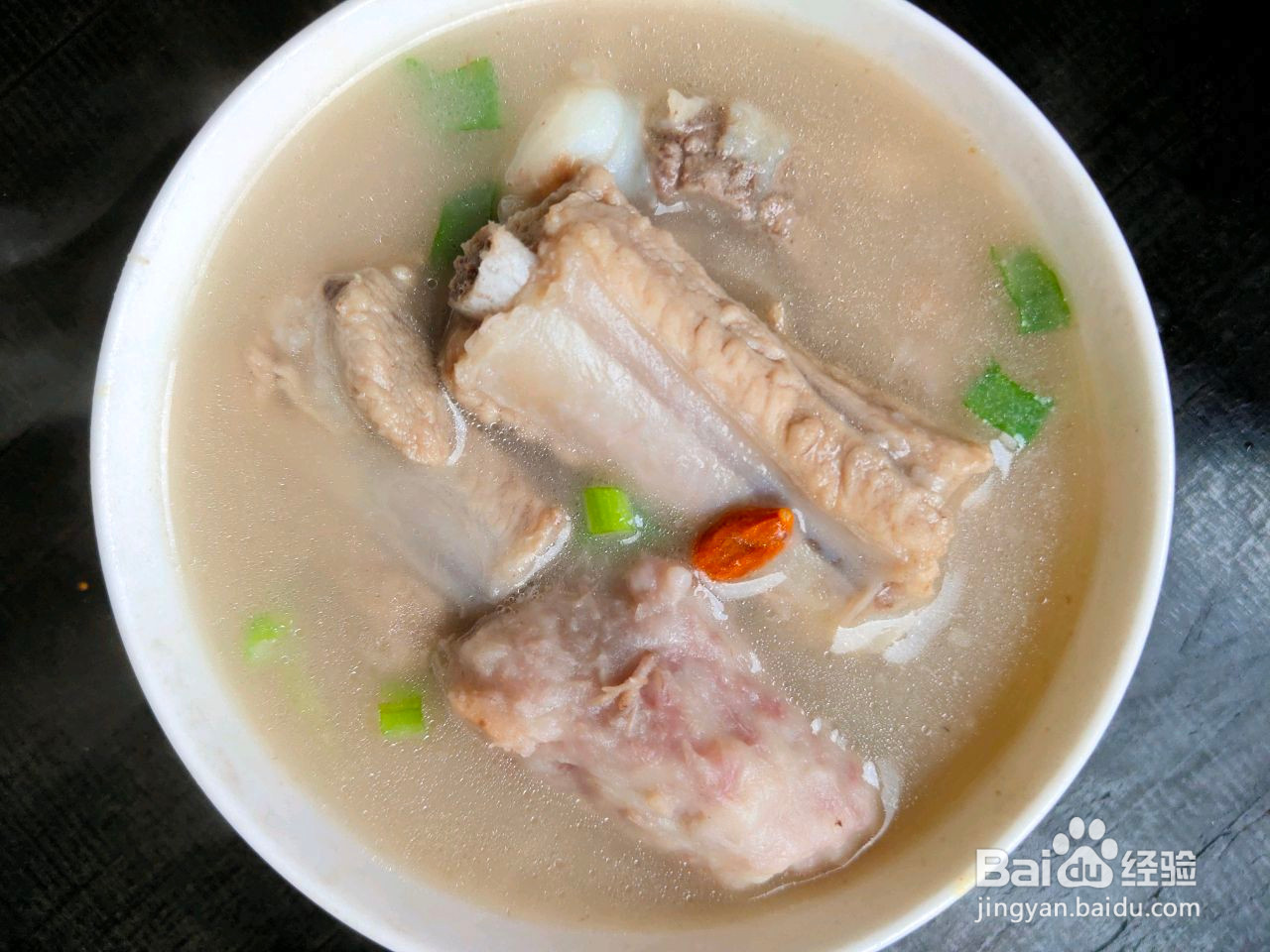 巨暖心的芋头排骨汤的做法