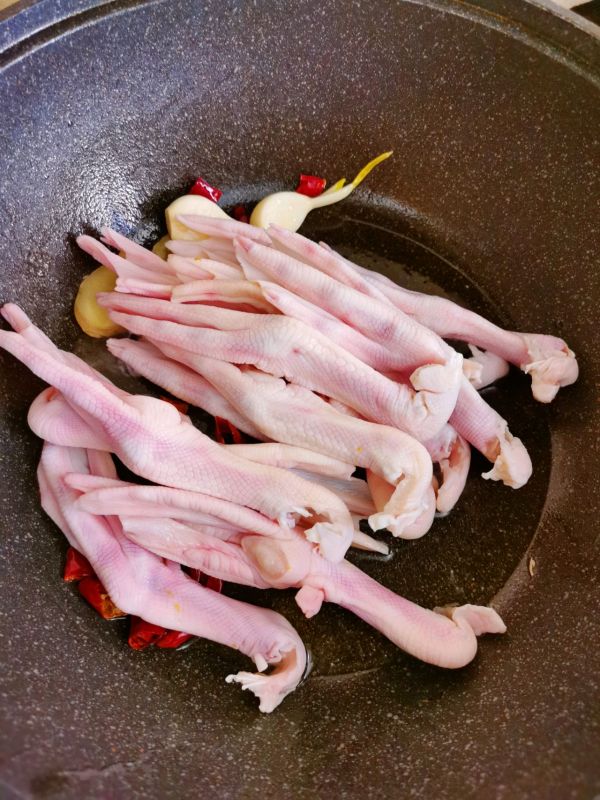 家常酱香鸭掌煲