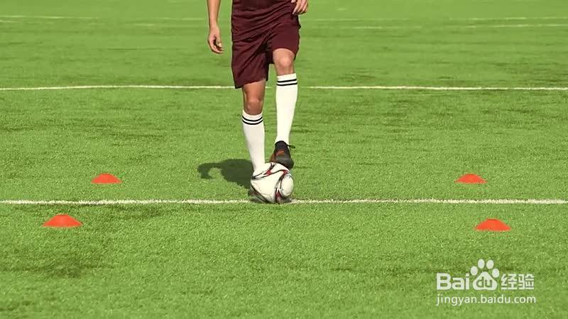 左脚内脚背连接外脚背转身_足球·控球技术强化