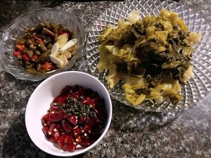 如何制作酸爽鲜辣的杂菜酸汤肉丝米线？