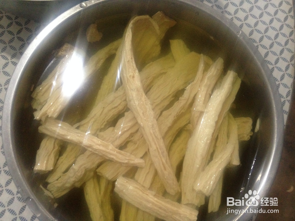 凉拌银耳腐竹的做法