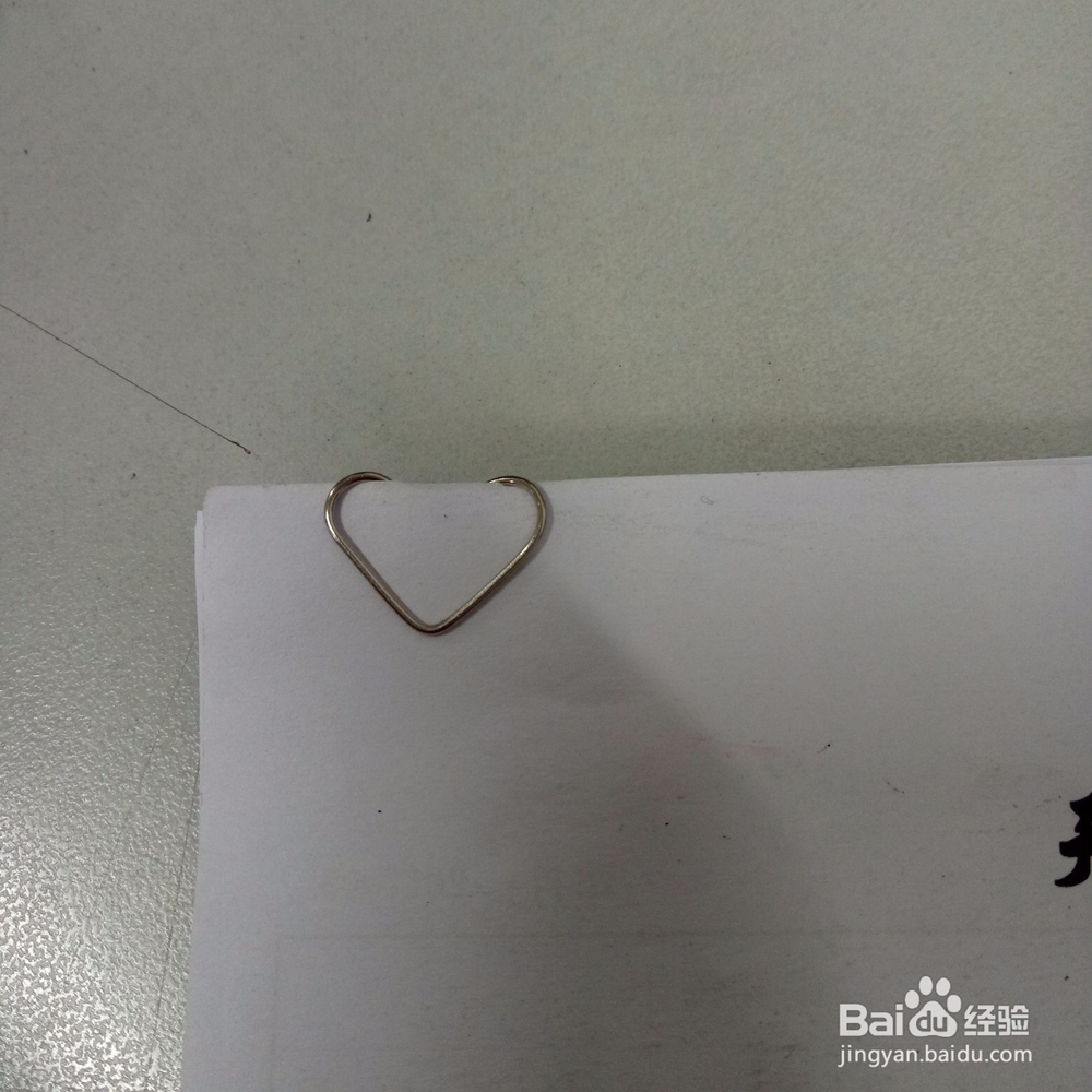 如何用回形针制作一个爱心书签