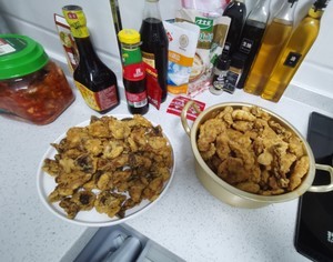 蘑菇鸡腿虾仁小酥肉的做法