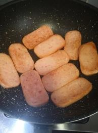 如何做香煎午餐肉