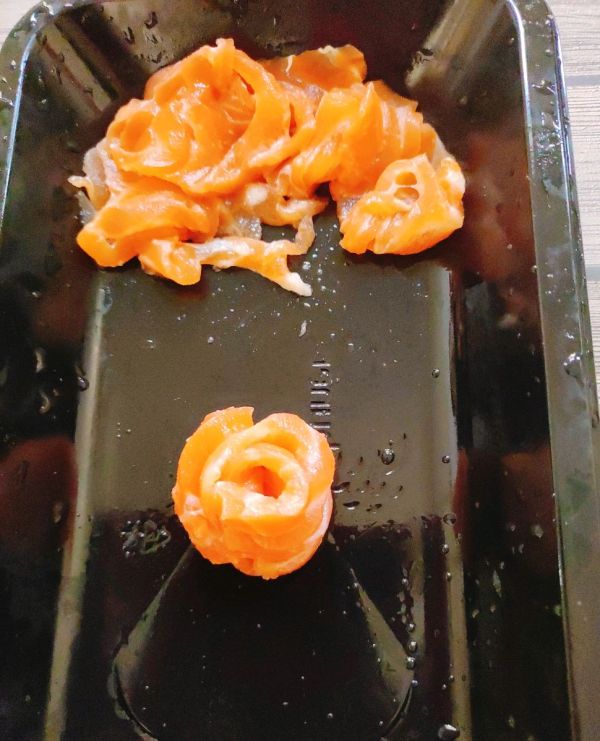 三文鱼花朵寿司黄瓜卷