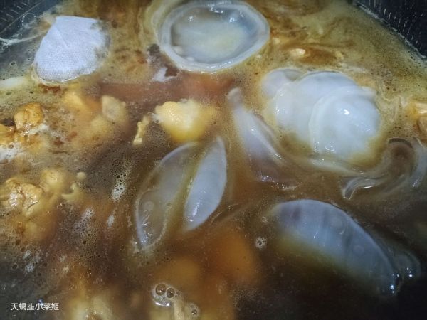 蟹味菇山药粉皮炖鸡腿