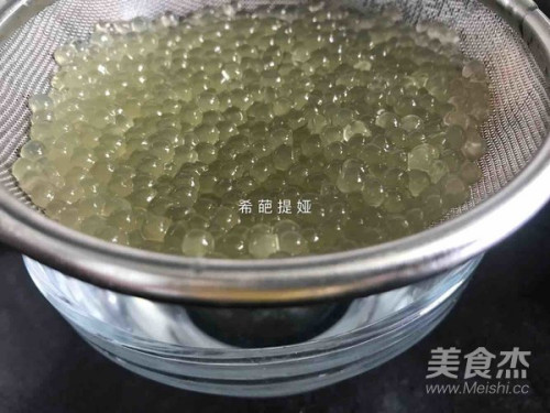 因為加了莧菜,所以西米呈現一點點綠色,煮好後用冷水沖洗再瀝乾