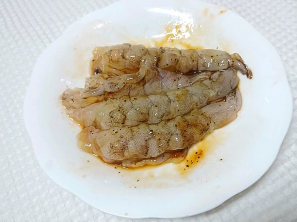 黑椒虾仁意面沙拉