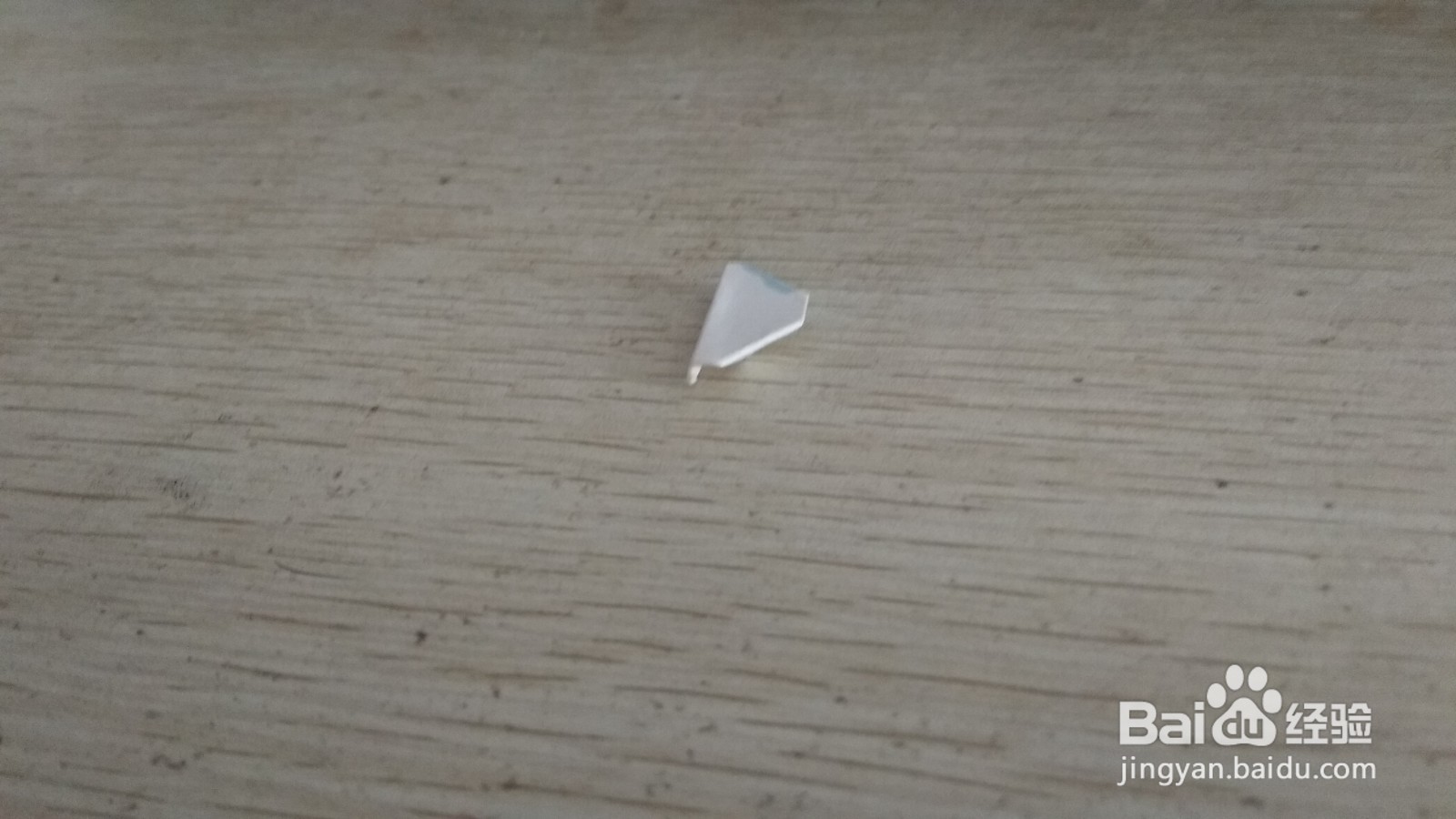 如何用一小长方形硬卡纸做简易的单个中性笔支架