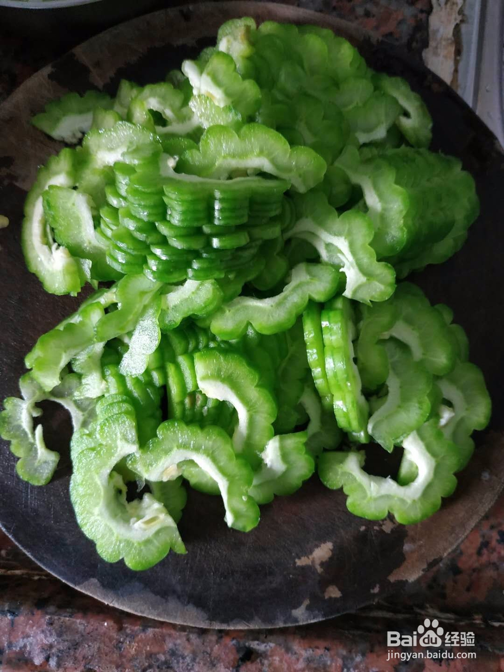 苦瓜炒鸡蛋做法(一)