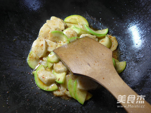 牛肉酱墨鱼丸炒西葫芦