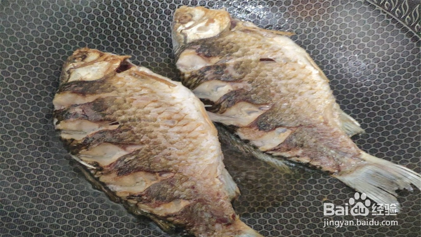 如何制作焖烧鲫鱼？