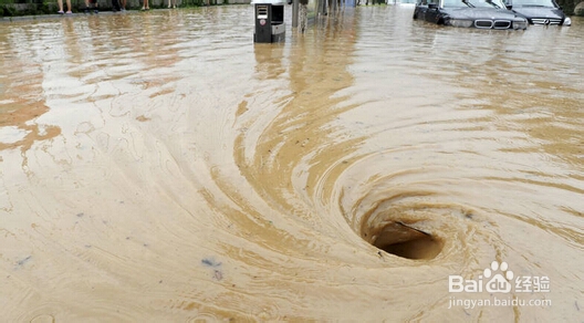 夏季外出遇到暴雨时该怎么办？