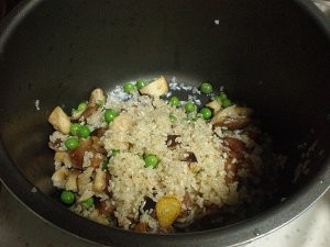 食补佳品香菇腊肠豌豆饭的做法
