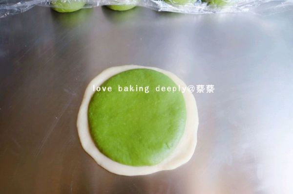 双色蝴蝶结面包