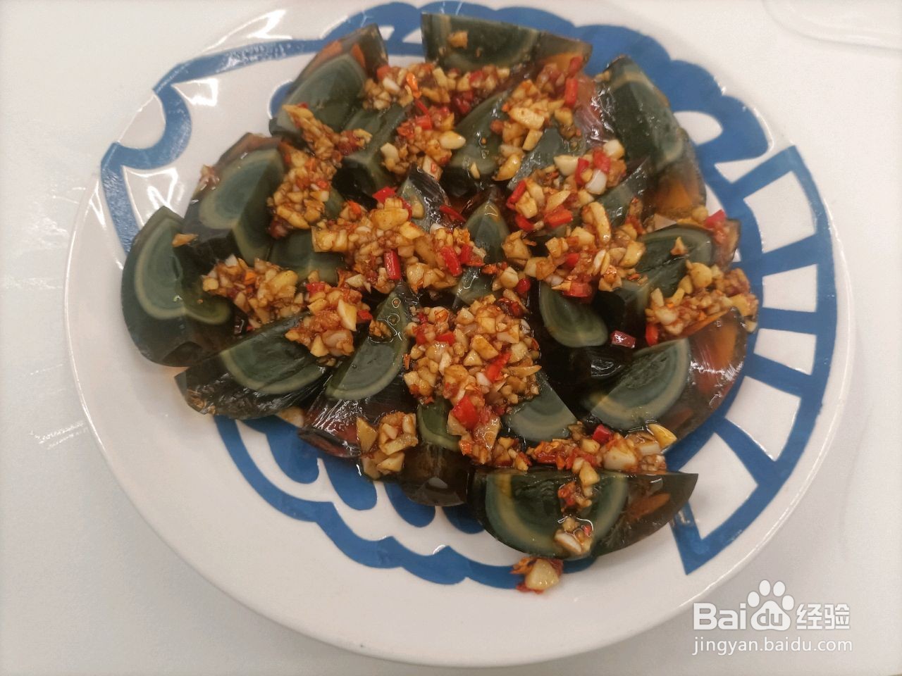 凉拌香辣蒜香松花皮蛋的做法