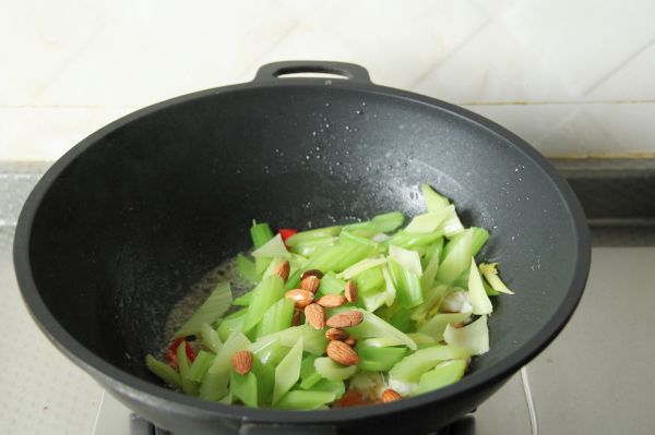 虾仁杏仁炒西芹