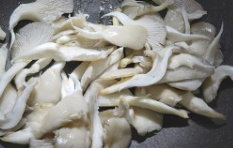 干煸平菇的制作