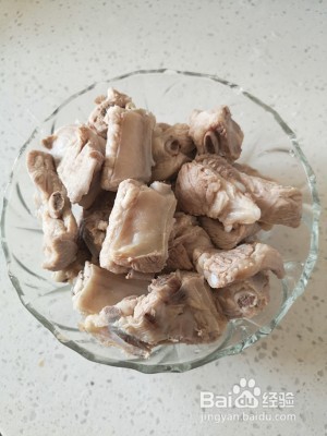 食补养生排骨炖莲藕加玉米的做法