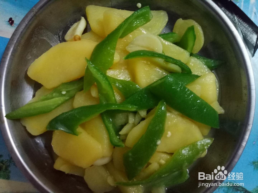 家常菜土豆这样做不油腻,家人多吃两碗米饭