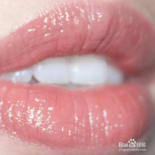 口红下嘴唇有一半涂不上