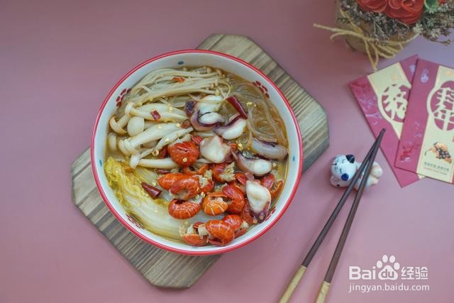 家庭自制小龙虾菌菇牛油香辣火锅