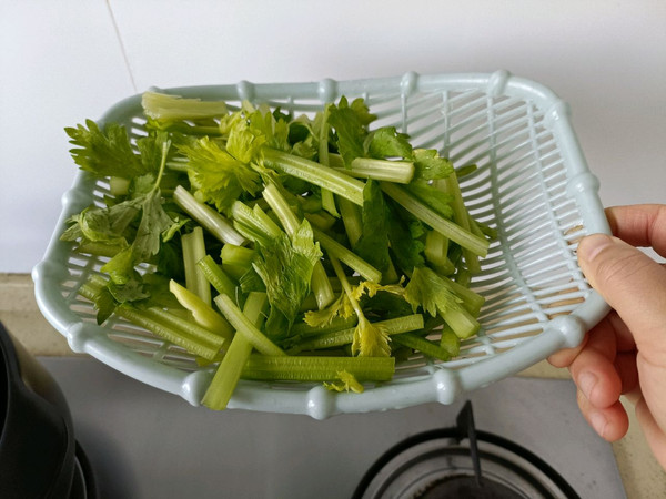 腊肉芹菜炒豆皮丝