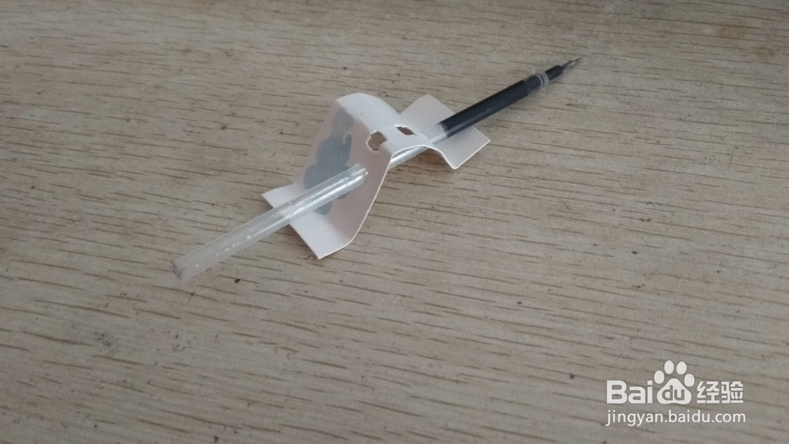 如何用带孔硬卡纸和中性笔芯做简易的中性笔支架
