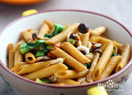 杂蔬酱炒通心粉