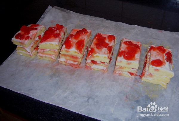 简易蛋糕的做法——草莓方蛋糕