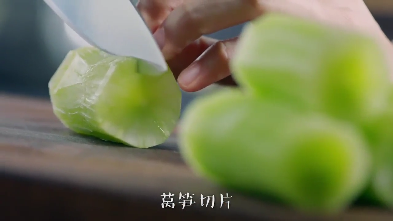 石锅生烹牛蛙怎么做