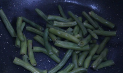 虾糕鸡蛋干炒四季豆的做法