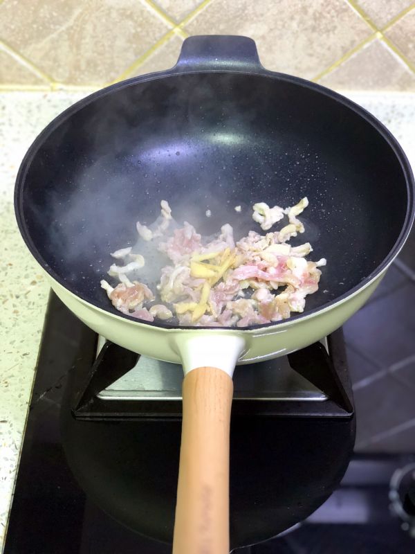 芹菜肉丝盖浇米线
