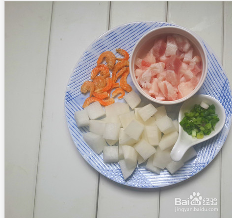 制作花肉萝卜饭