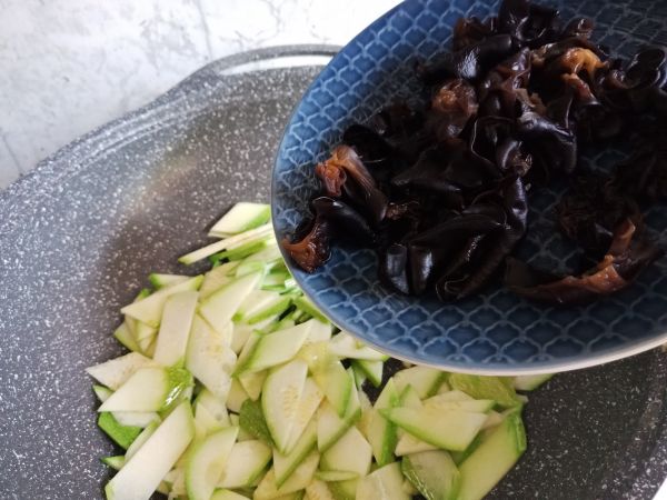 西葫芦木耳炒蛋