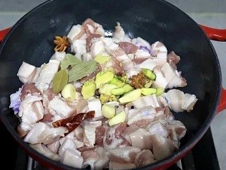 五花肉炖干笋尖怎么做