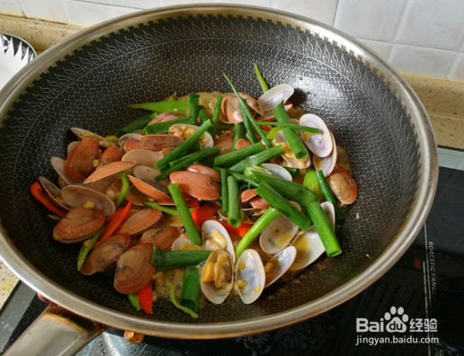 双椒炒花甲在家怎么做呢?