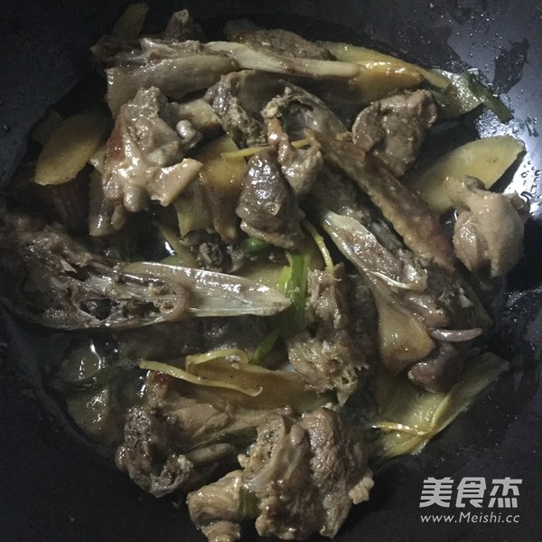 仔姜焖鸭的做法