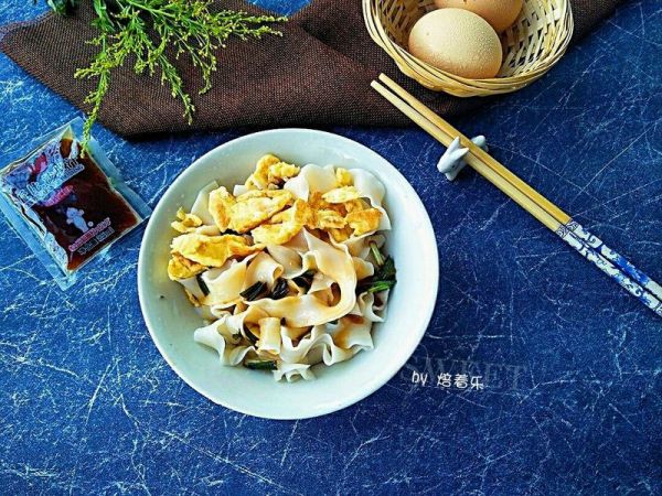 沙拉汁鸡蛋拌面