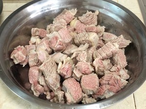 土豆焖牛腩的做法