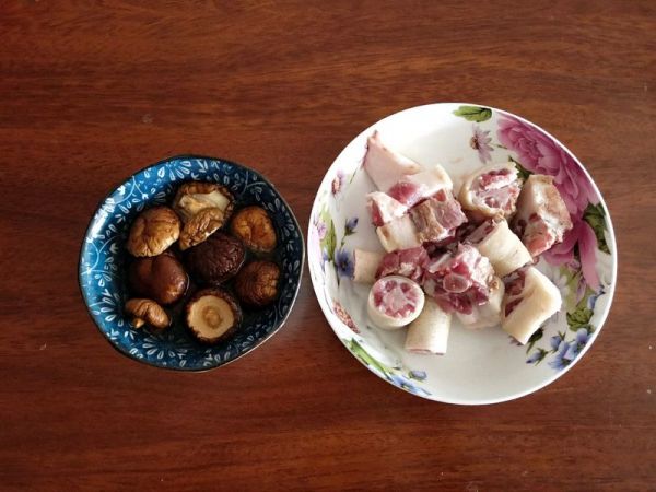 花生香菇煲猪尾