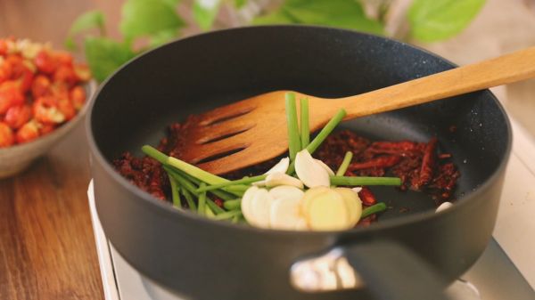 爆炒龙虾尾配啤酒