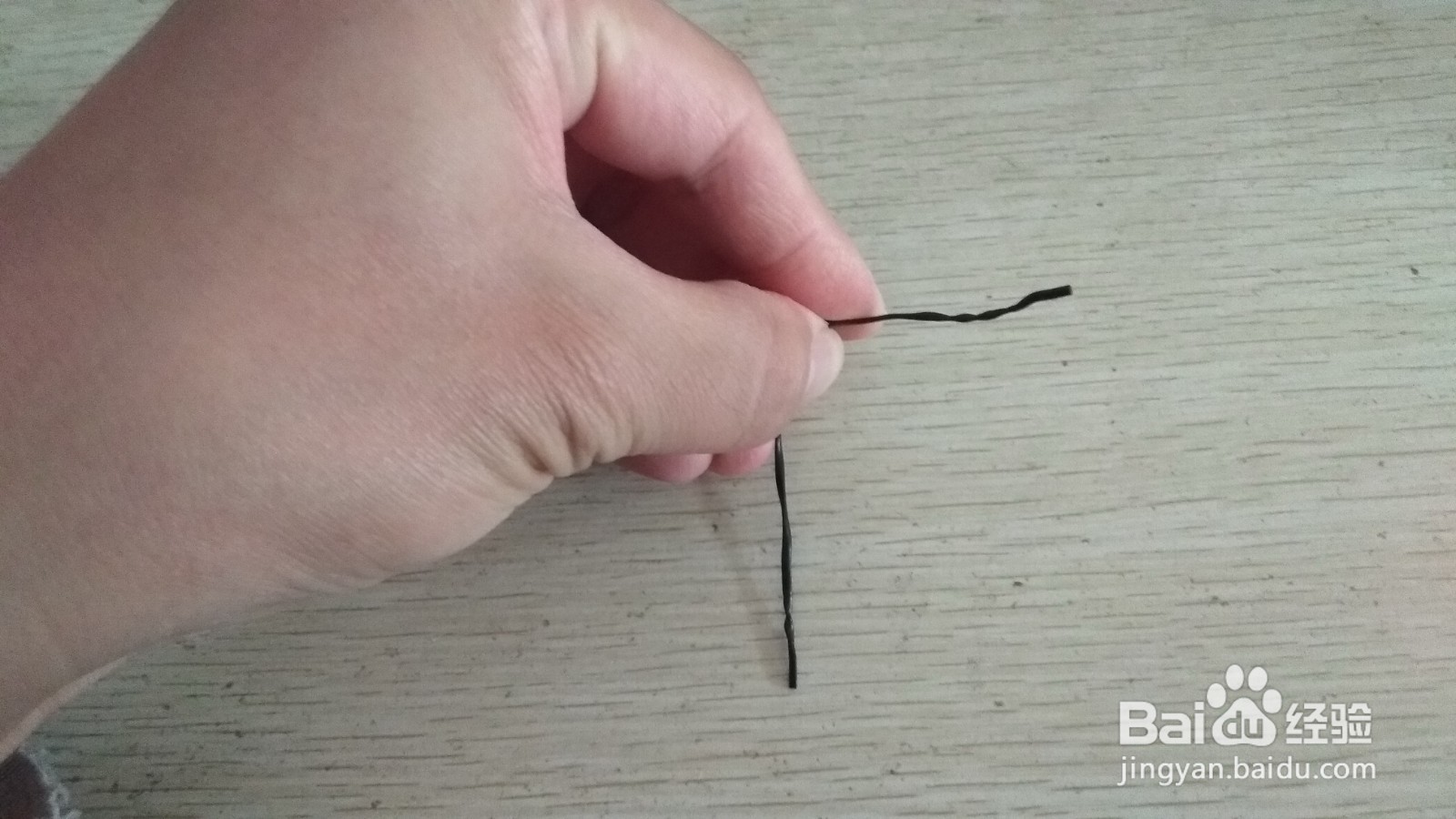如何用一软数据线绑绳做阶梯式简易的中性笔支架