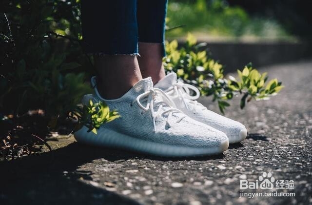 各种不同风格的衣服，如何搭配小白鞋？