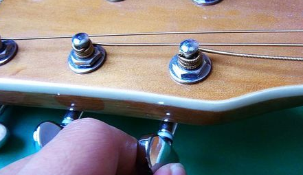 自己怎么更换民谣吉他弦？需要什么工具