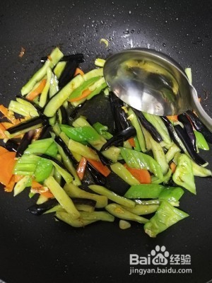 养生食补肉段烧茄子的做法
