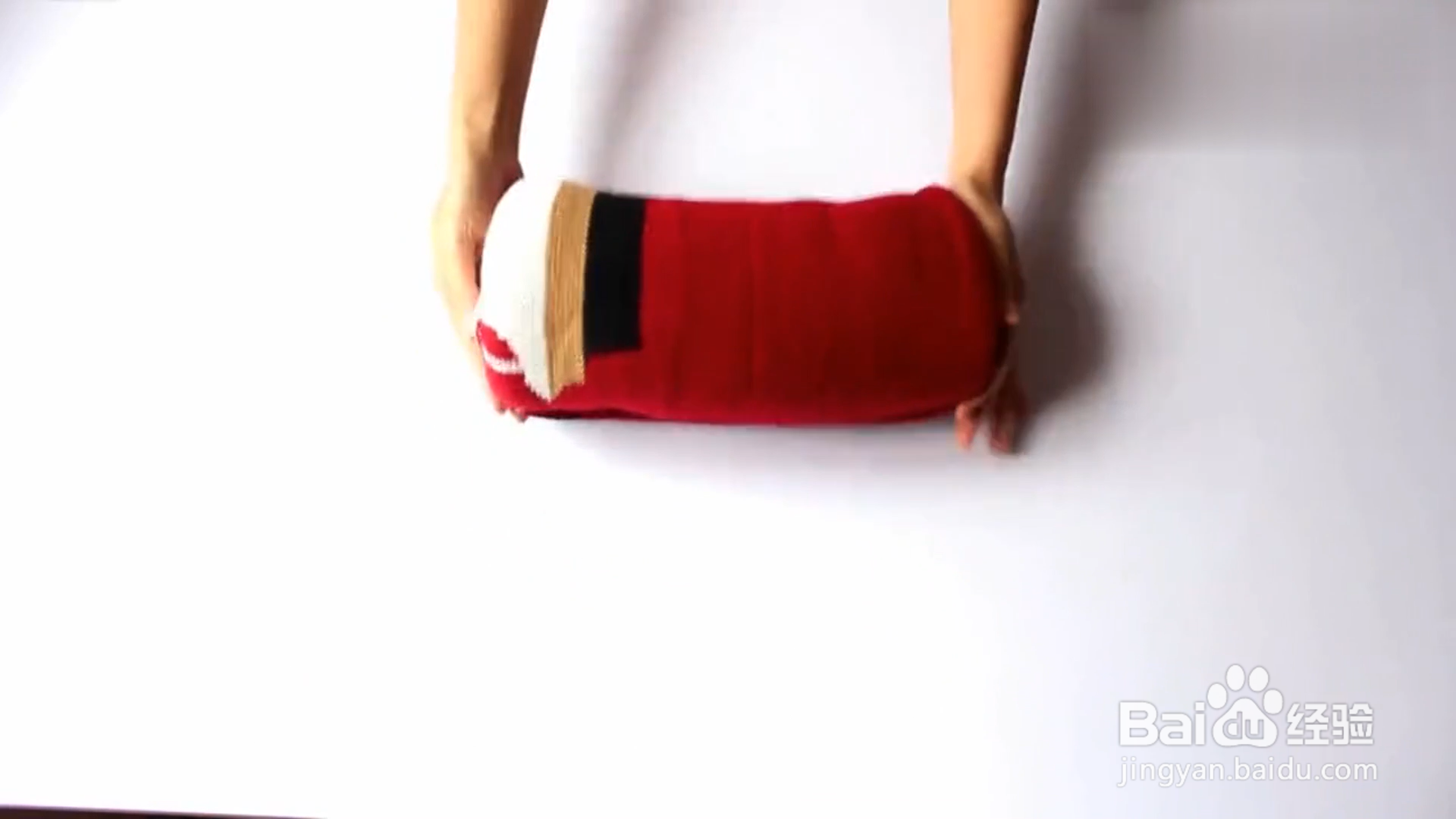 怎样折叠围巾最省空间?