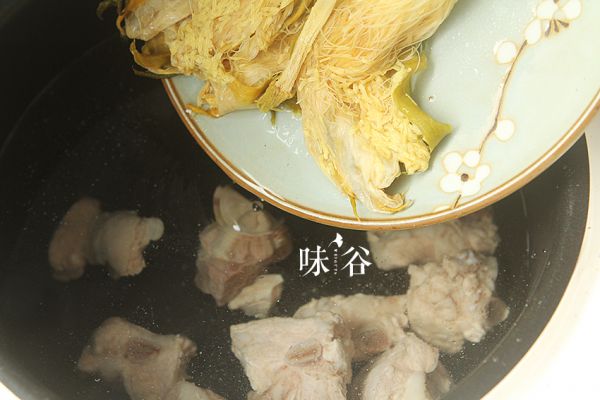 老火靓汤之霸王花排骨汤